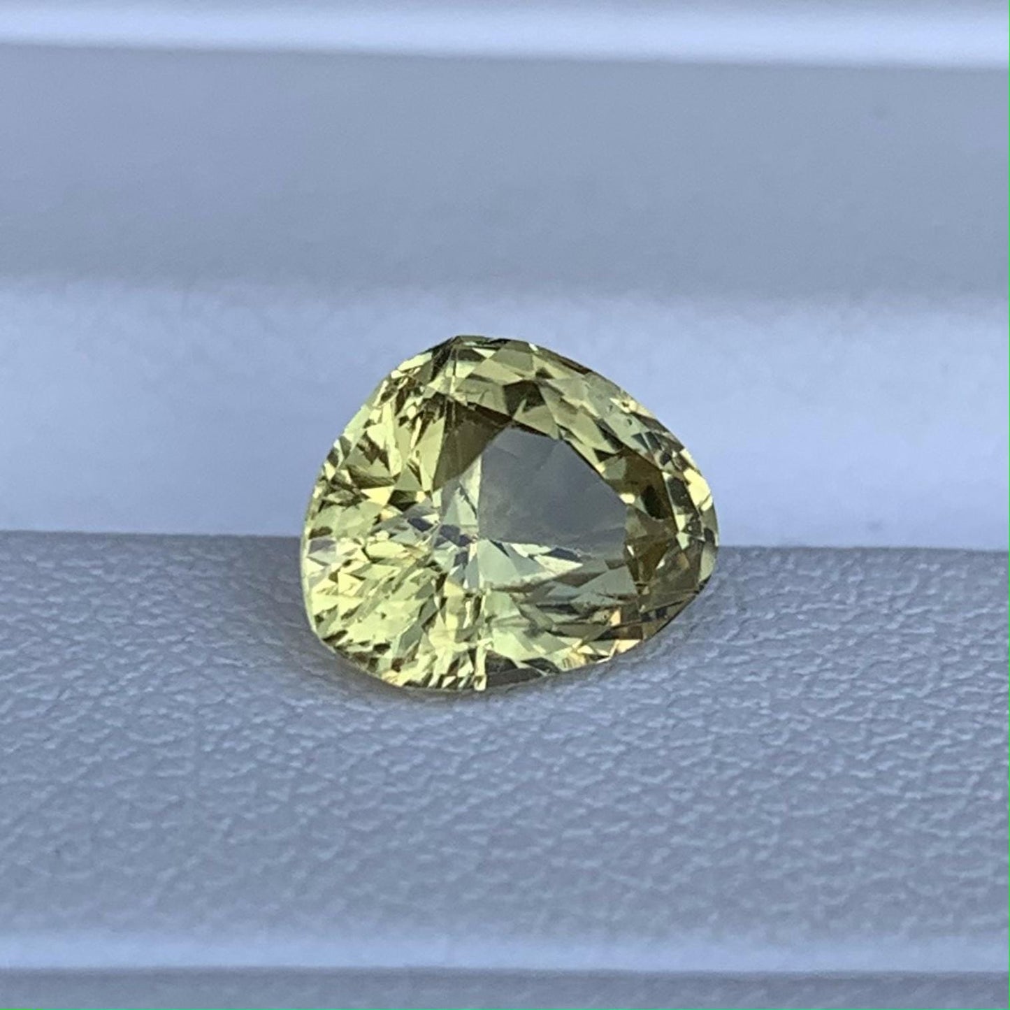 Triangular Chrysoberyl 2.06ct - (UH) - Baza Boutique