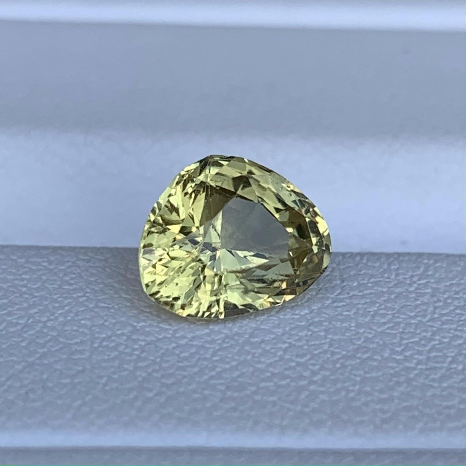Triangular Chrysoberyl 2.06ct - (UH) - Baza Boutique