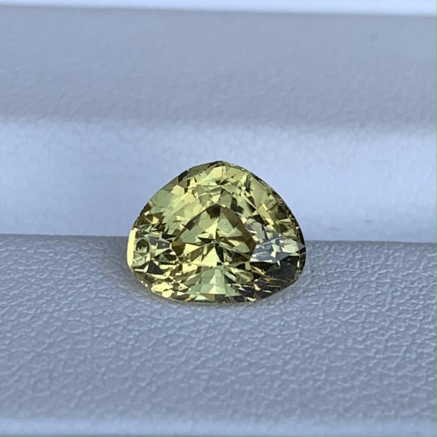 Triangular Chrysoberyl 2.06ct - (UH) - Baza Boutique