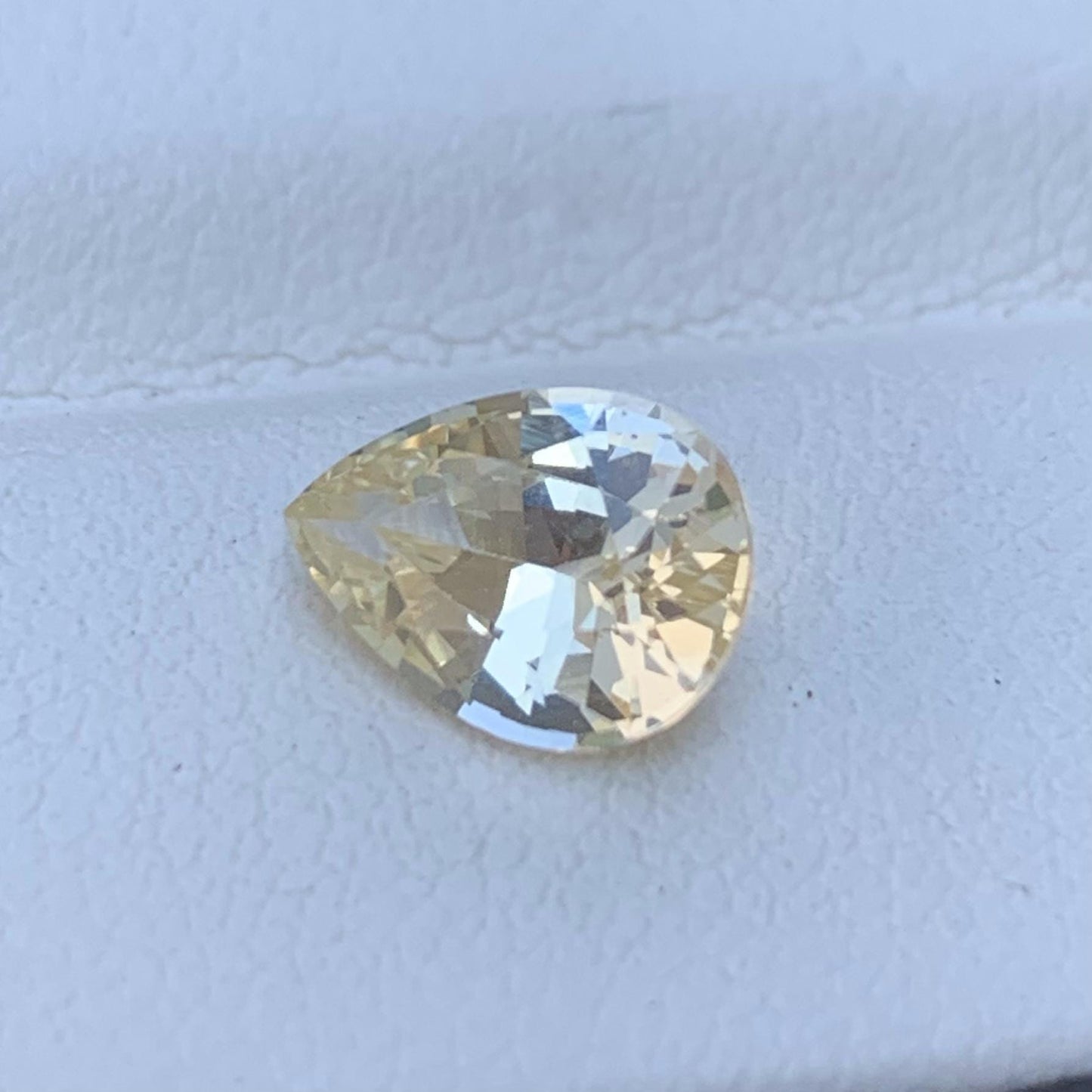 Natural Champagne Peach Sapphire 1.35ct - (H) - Baza Boutique