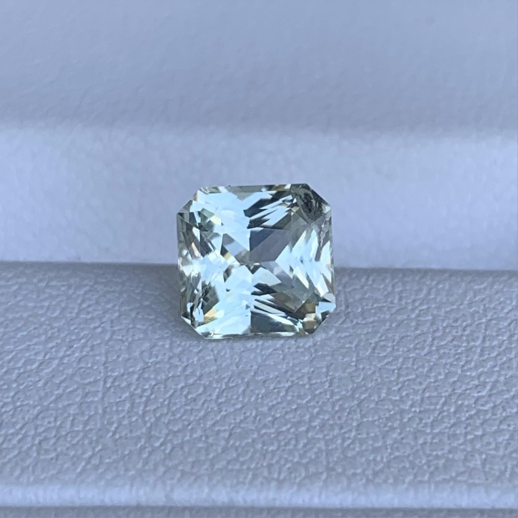 Certified Mint Green Sapphire 1.92ct - (H) - Baza Boutique
