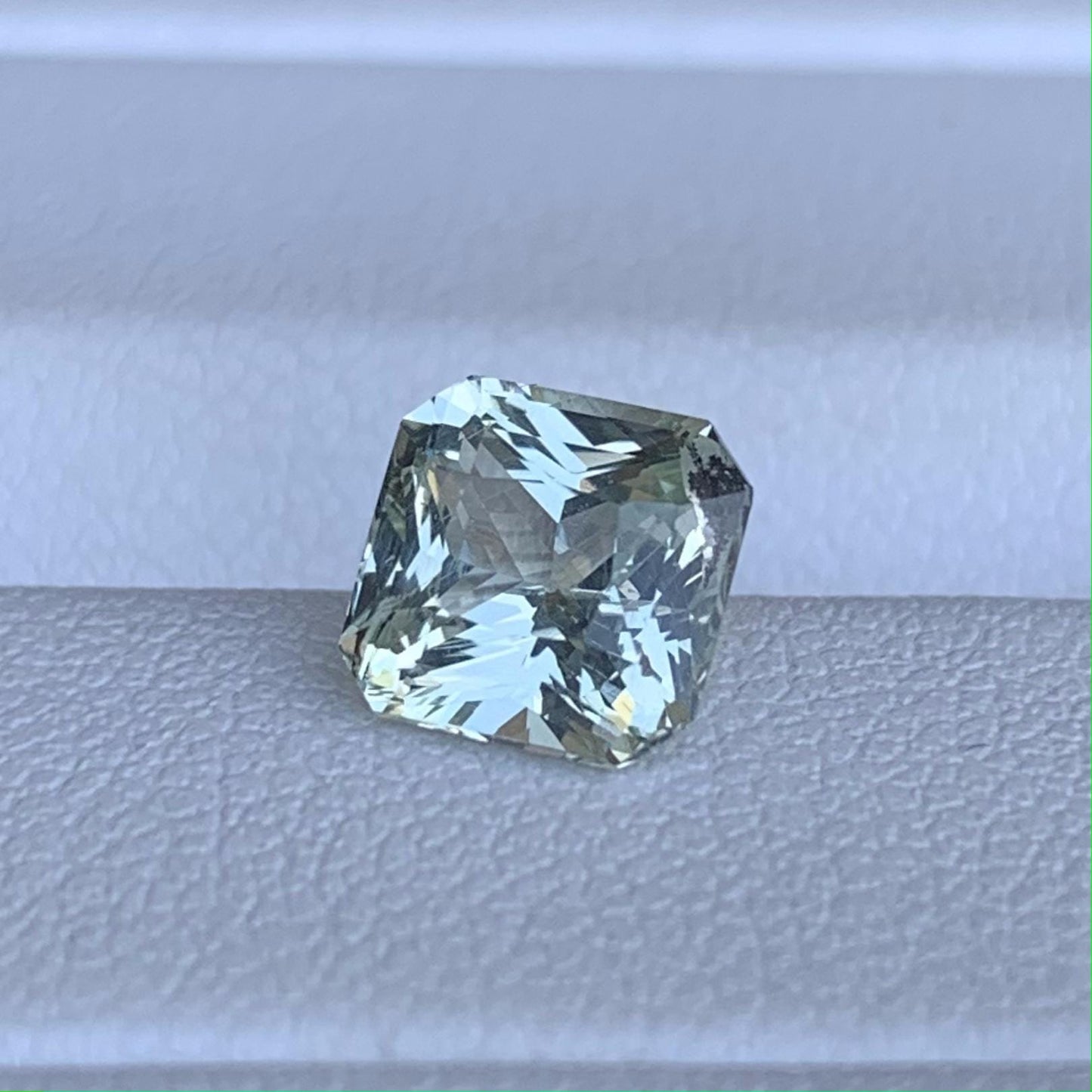 Certified Mint Green Sapphire 1.92ct - (H) - Baza Boutique