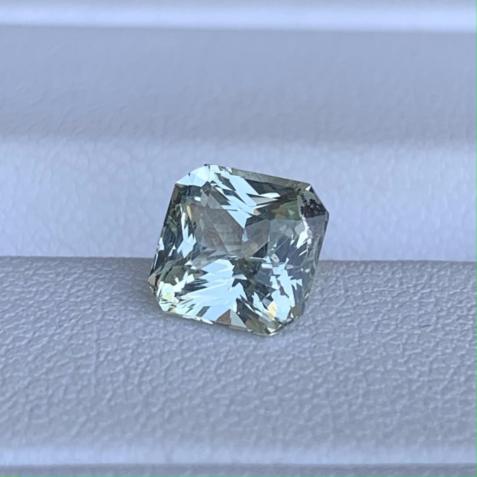 Certified Mint Green Sapphire 1.92ct - (H) - Baza Boutique