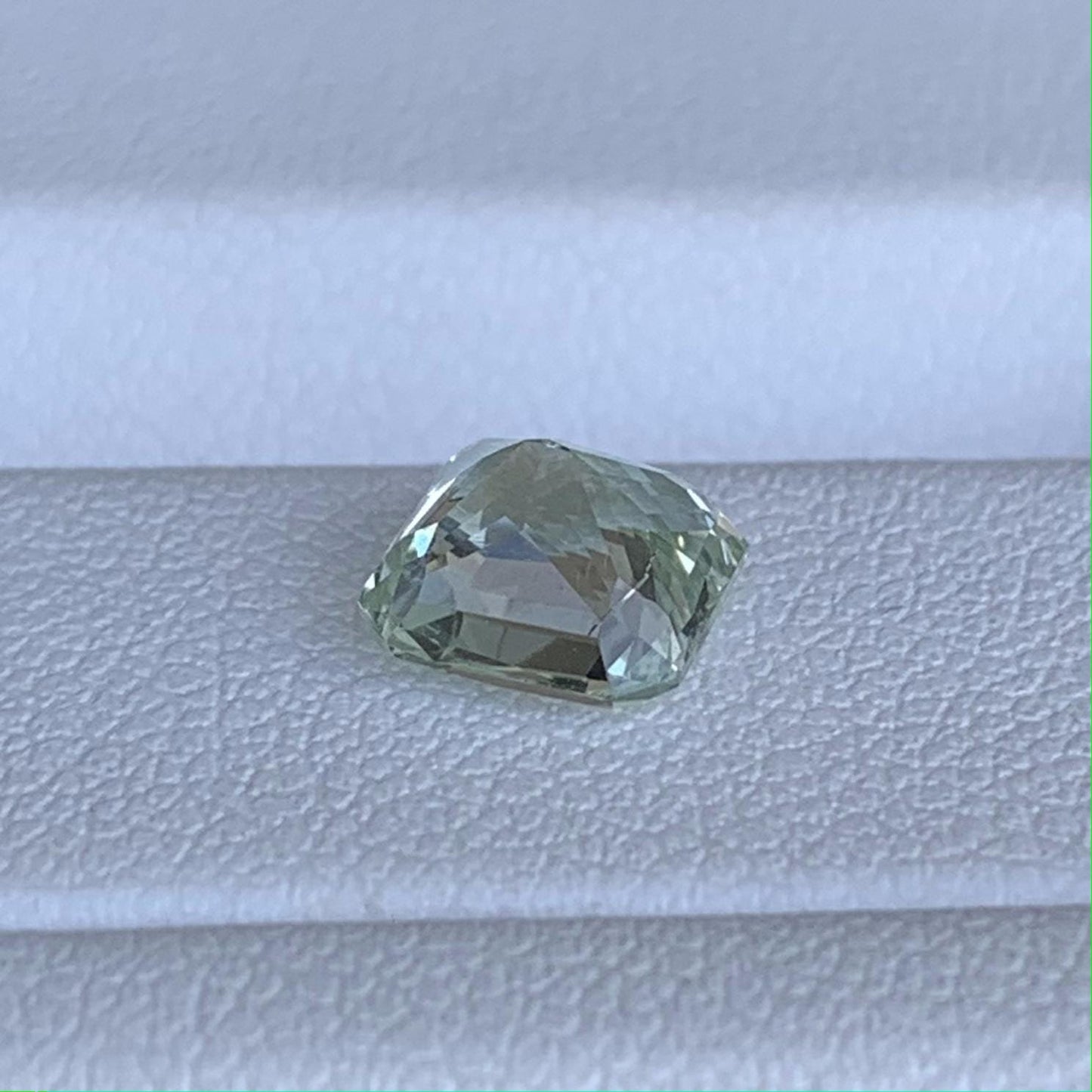 Certified Mint Green Sapphire 1.92ct - (H) - Baza Boutique
