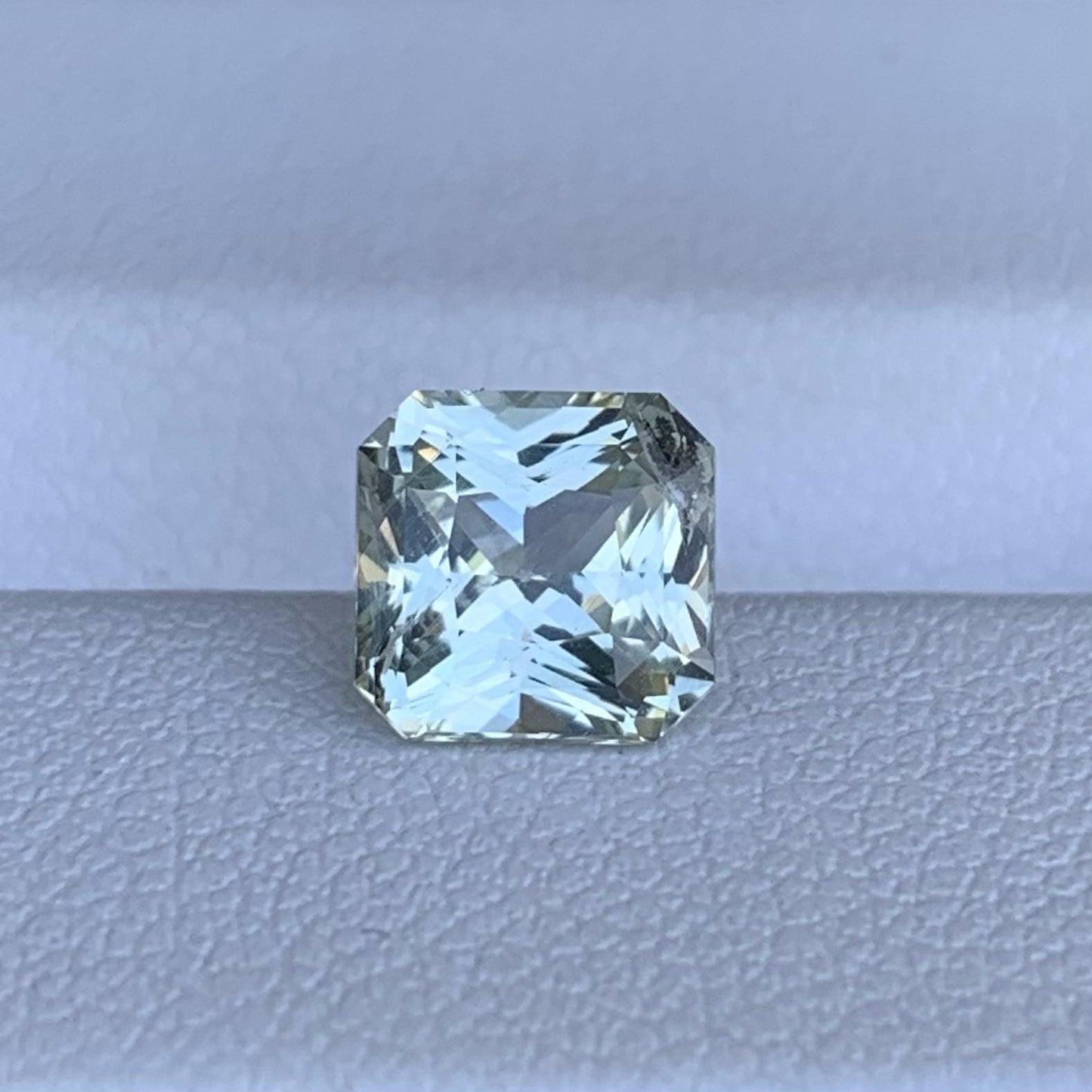 Certified Mint Green Sapphire 1.92ct - (H) - Baza Boutique
