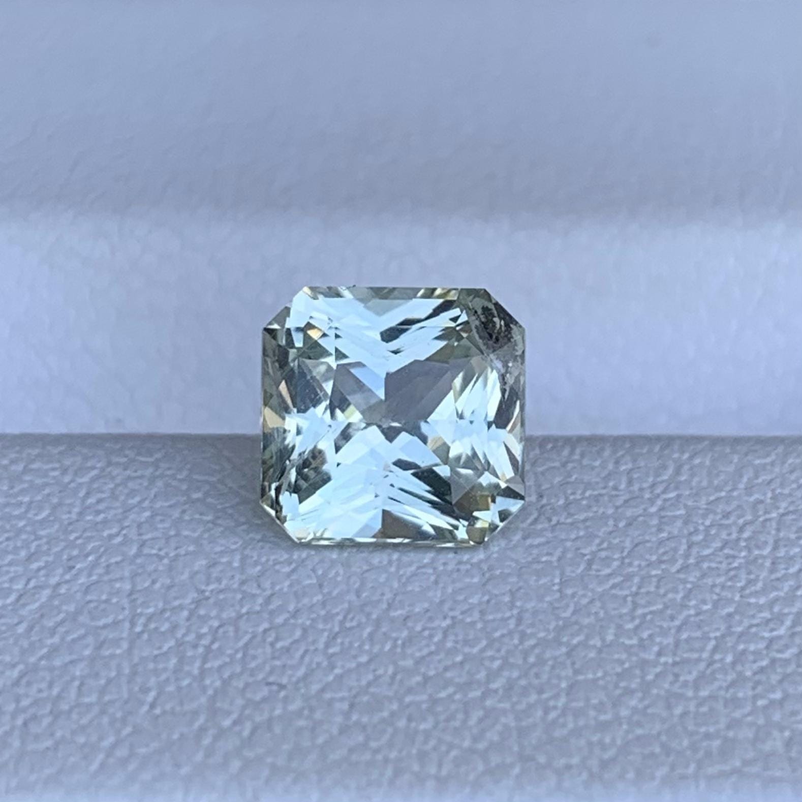 Certified Mint Green Sapphire 1.92ct - (H) - Baza Boutique
