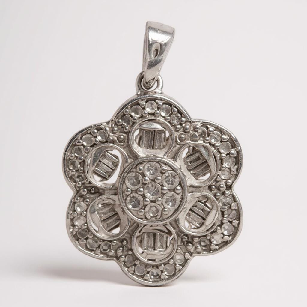 Clover Pendant in White Gold with Natural Diamonds