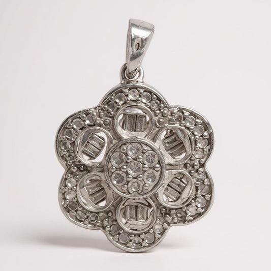 Clover Pendant in White Gold with Natural Diamonds