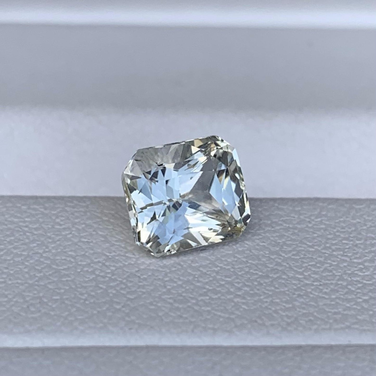 Natural Bi Color White Sapphire 2.08ct - (N) - Baza Boutique