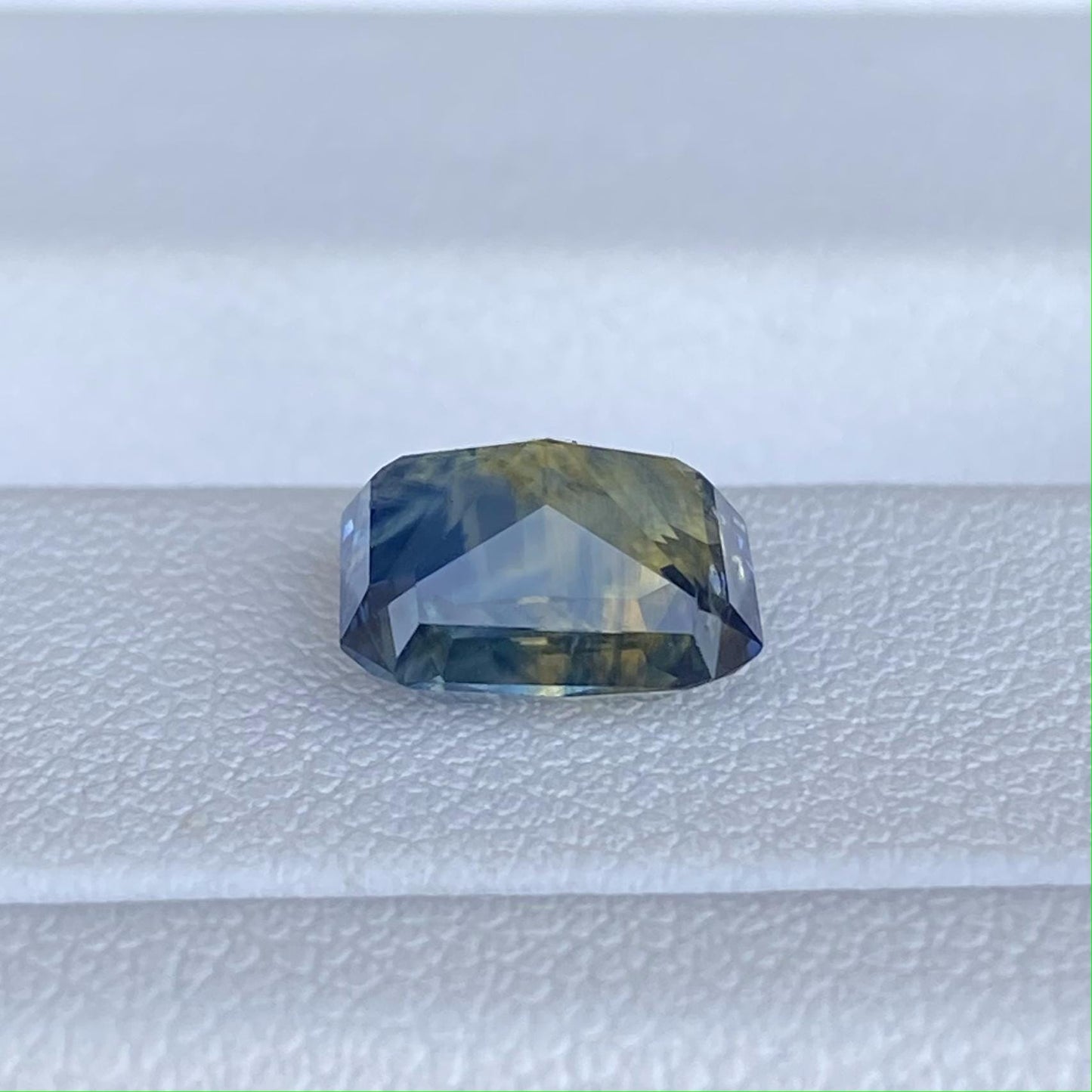 Multi-color Sapphire 3.03ct - (UH)