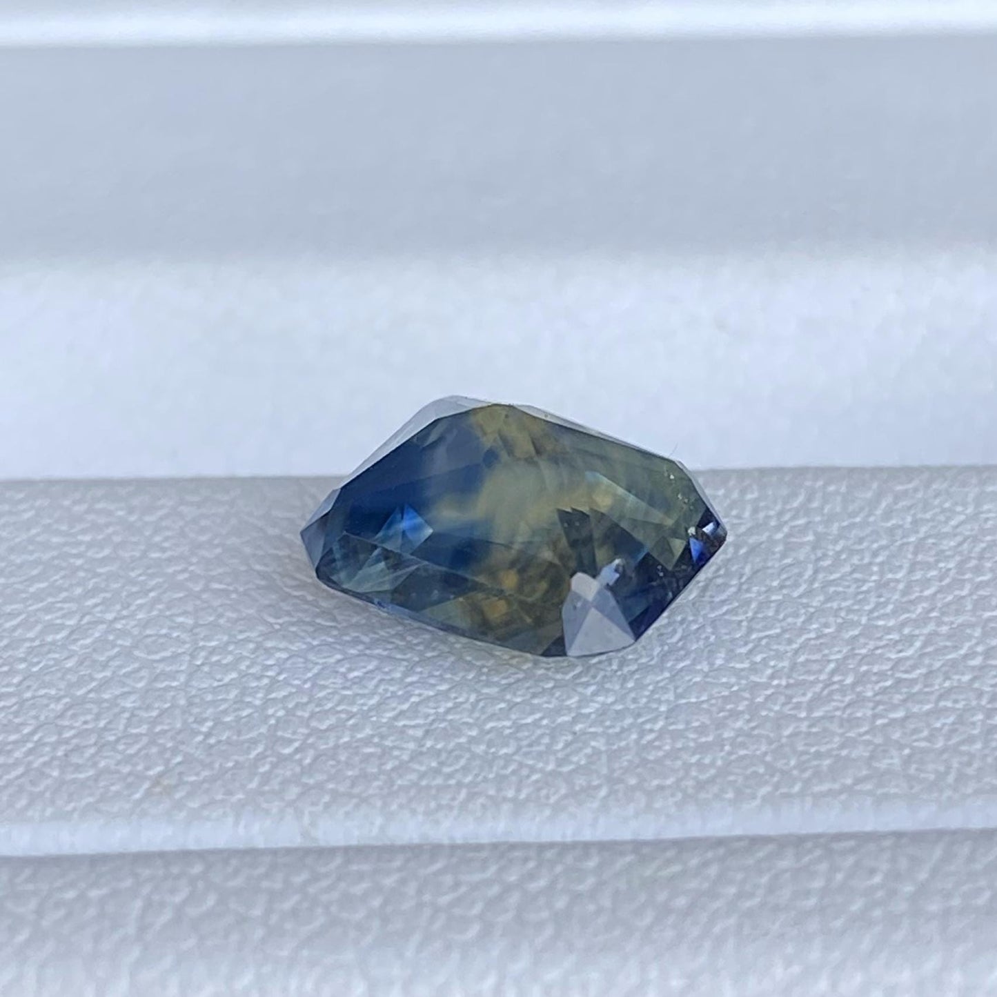 Multi-color Sapphire 3.03ct - (UH)