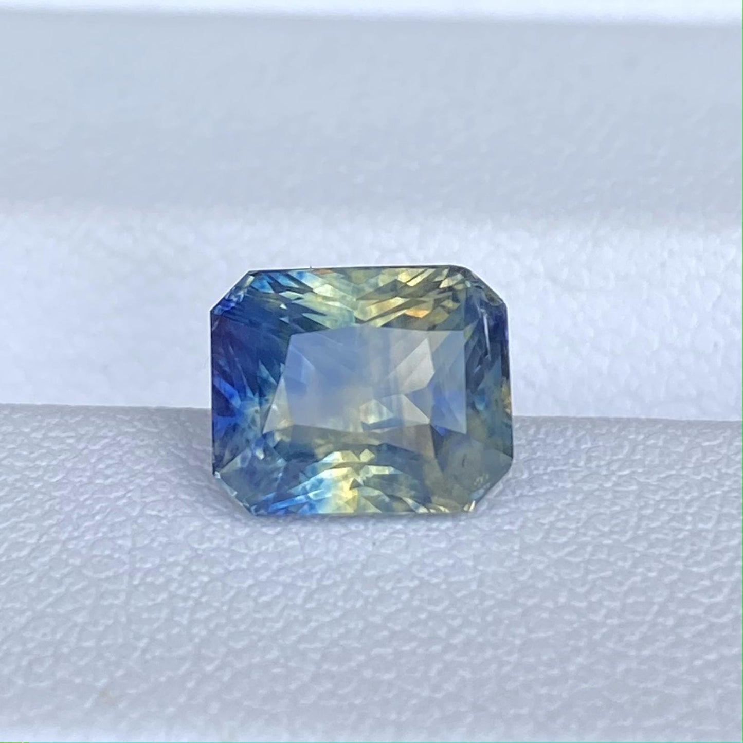 Multi-color Sapphire 3.03ct - (UH)