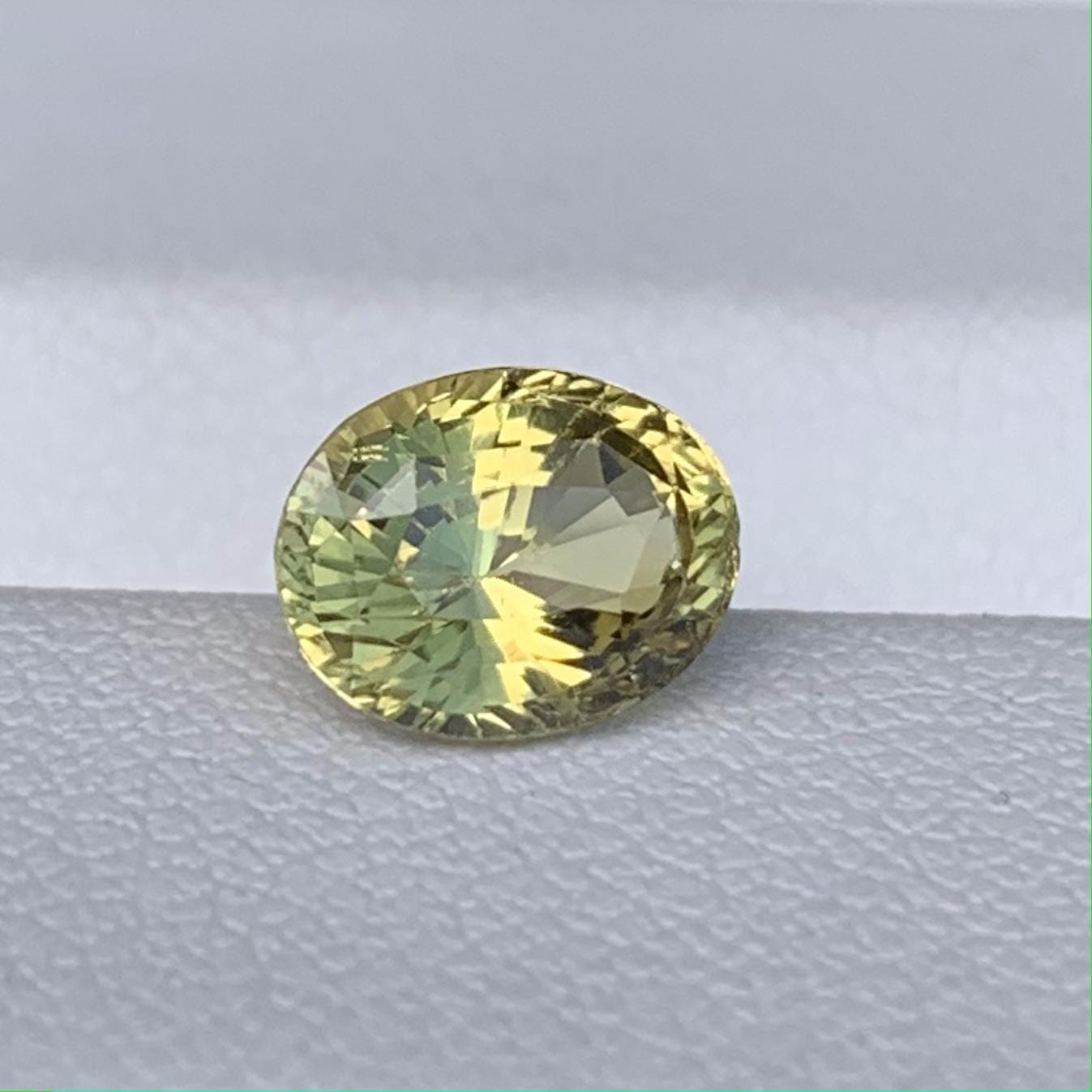 Rare Chrysoberyl 1.69ct - (UH) - Baza Boutique