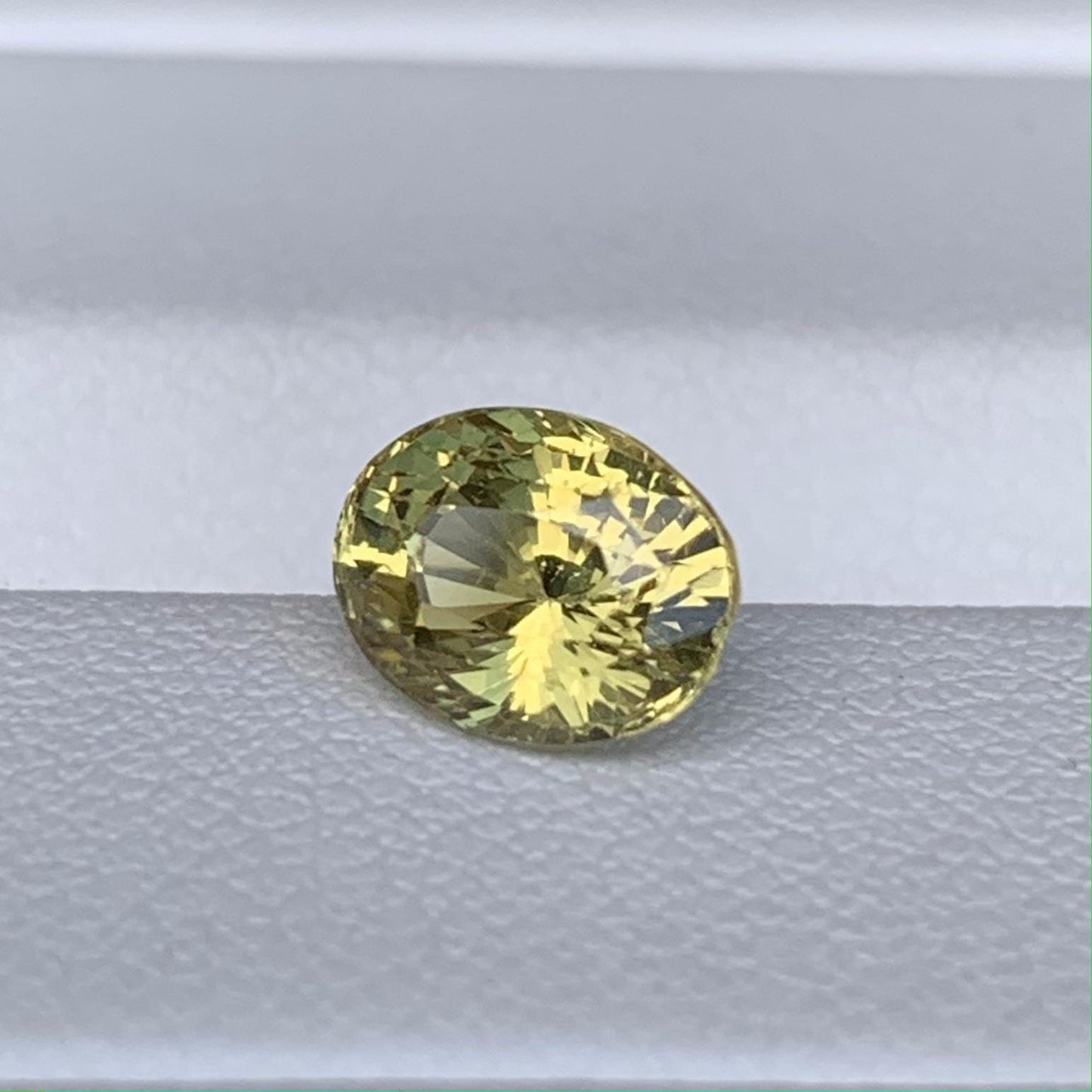 Rare Chrysoberyl 1.69ct - (UH) - Baza Boutique