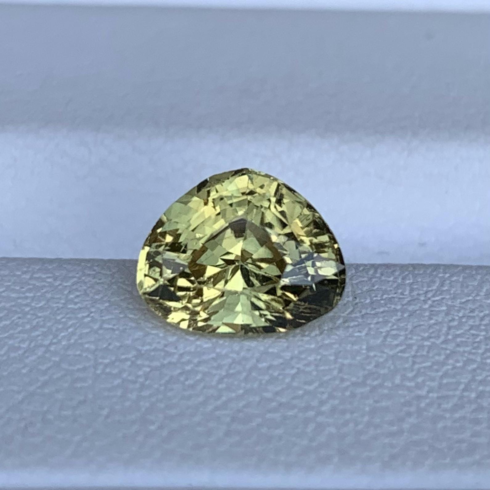Triangular Chrysoberyl 2.06ct - (UH) - Baza Boutique