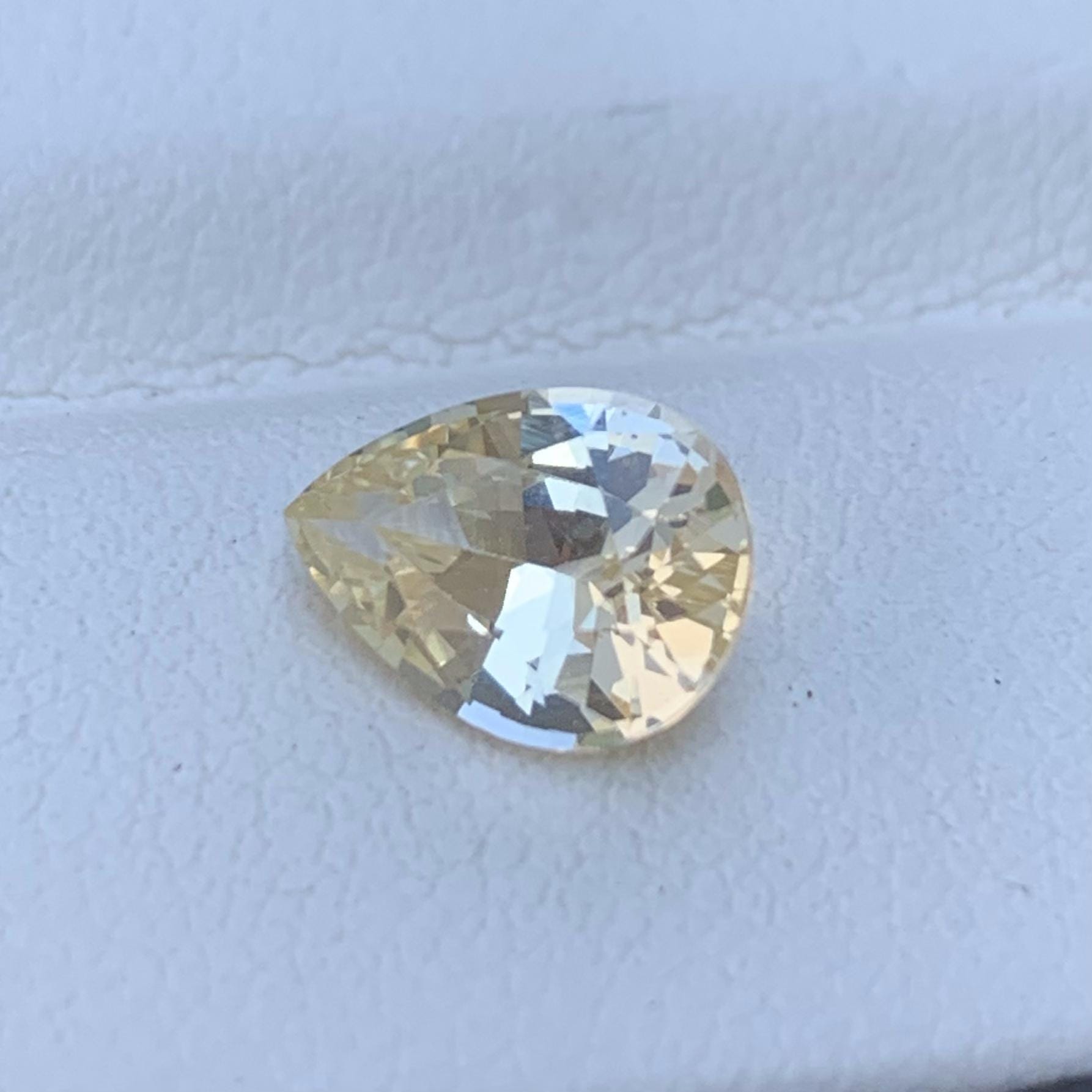 Ceylon Peach Sapphire 1.92ct (UH) - Baza Boutique