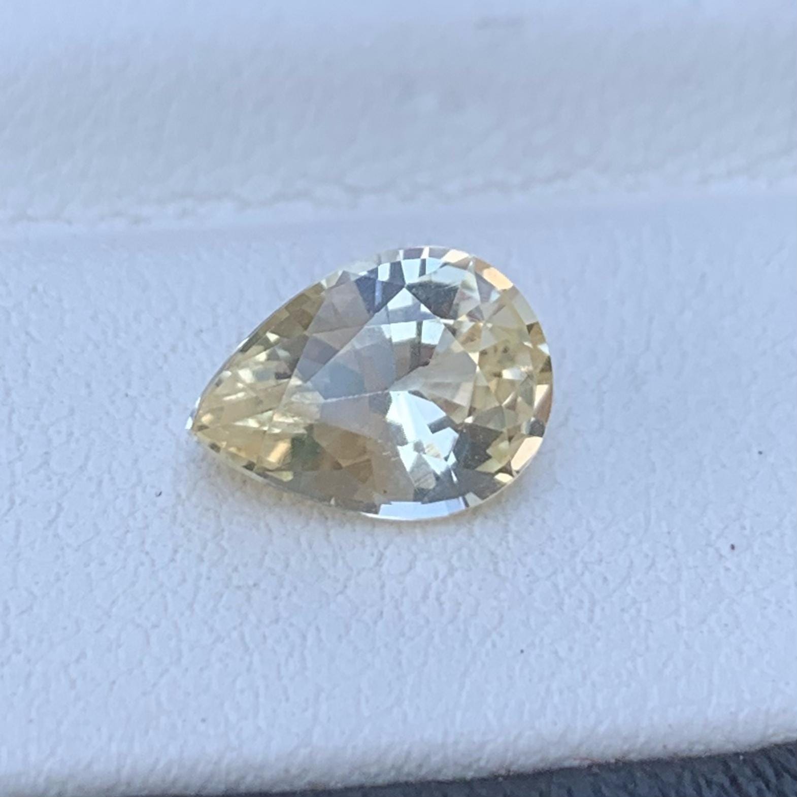 Natural Champagne Peach Sapphire 1.35ct - (H) - Baza Boutique