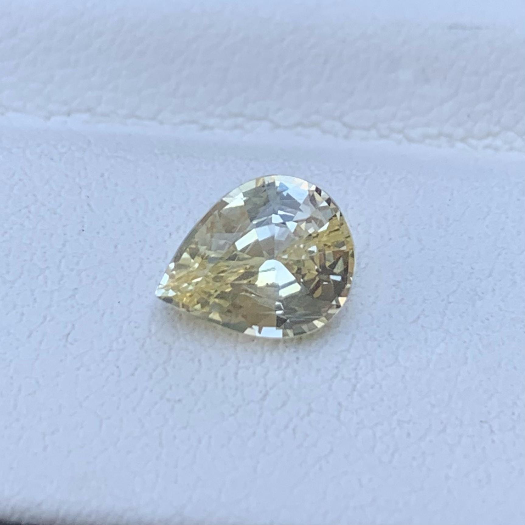 Natural Tiffany Yellow Sapphire 1.34ct - (H) - Baza Boutique