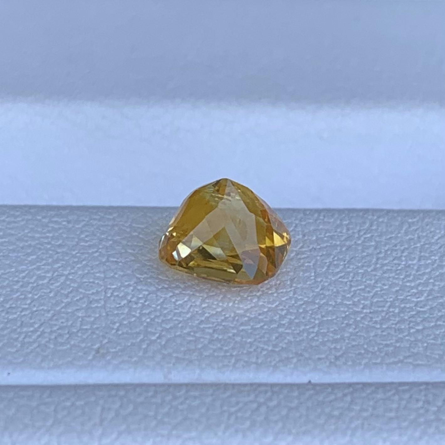 Natual Golden Yellow Sapphire 1.90ct - (H) - Baza Boutique