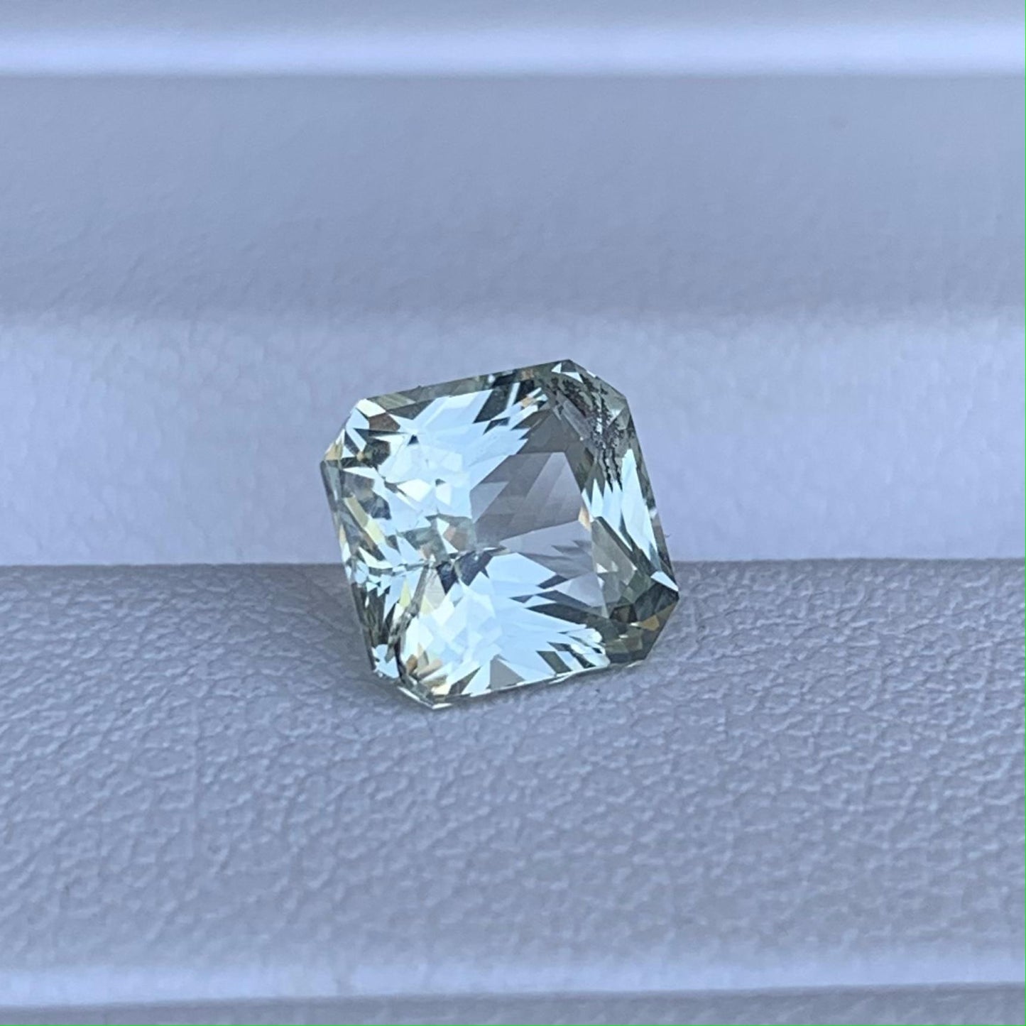 Certified Mint Green Sapphire 1.92ct - (H) - Baza Boutique