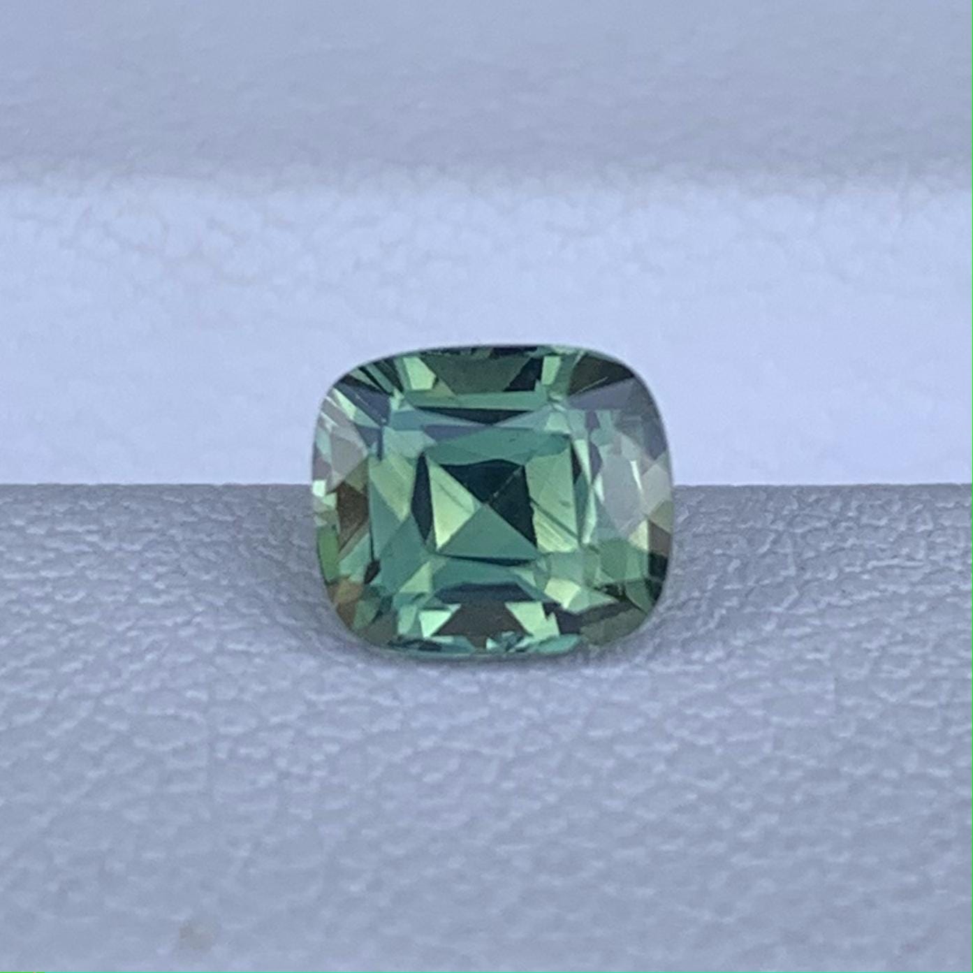 Natural Bright Green Sapphire 1.38ct - (UH) - Baza Boutique