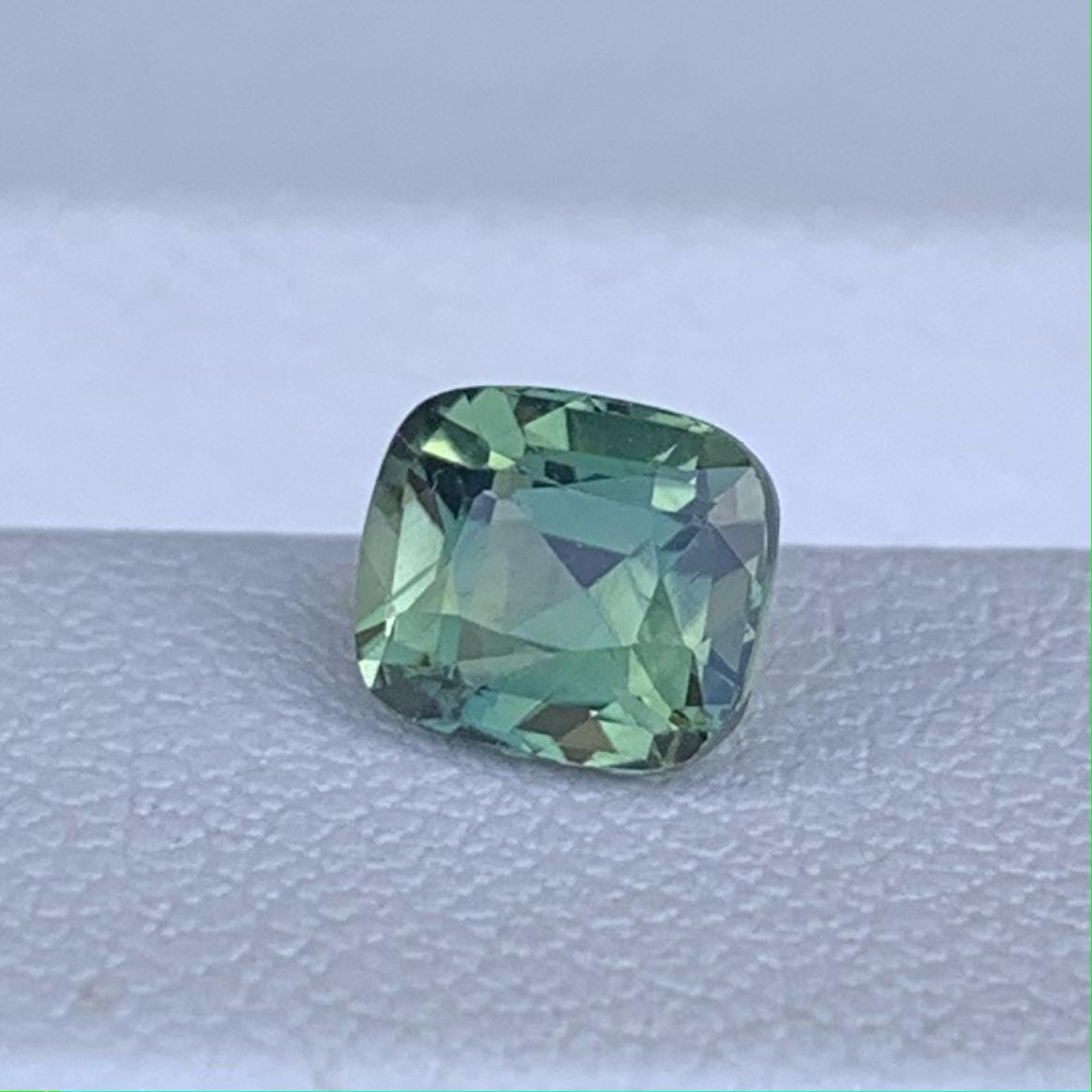 Natural Bright Green Sapphire 1.38ct - (UH) - Baza Boutique