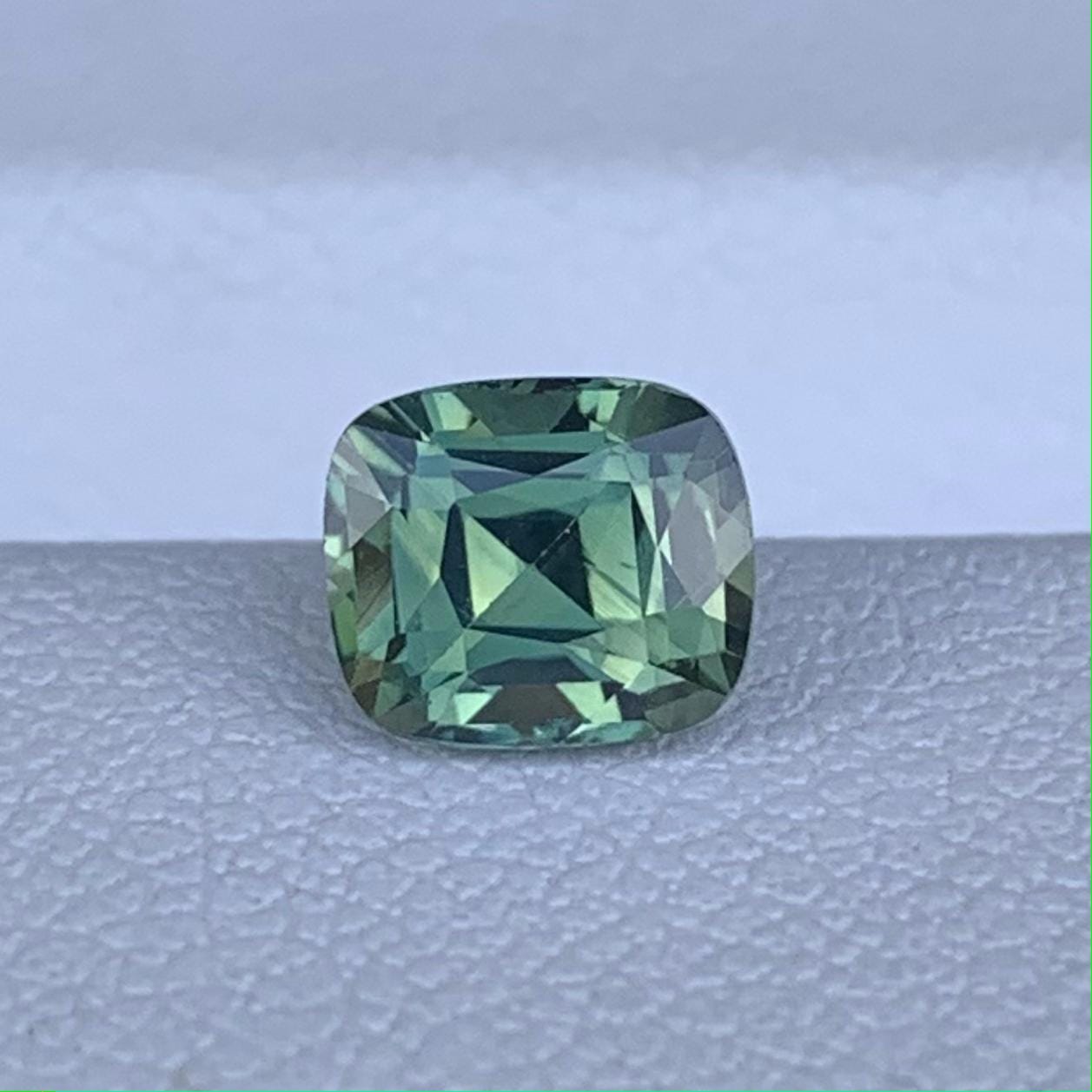 Natural Bright Green Sapphire 1.38ct - (UH) - Baza Boutique