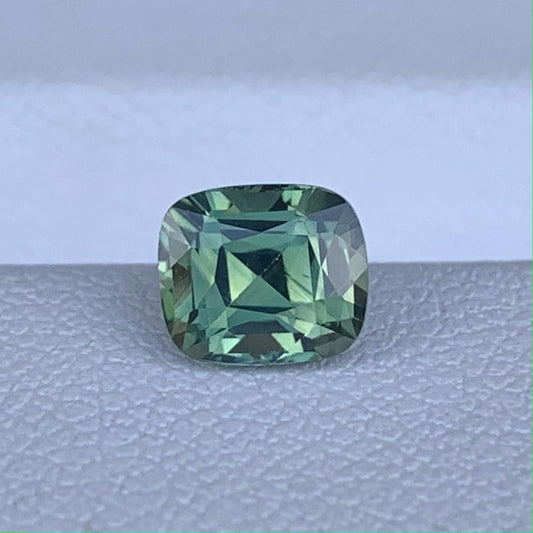 Natural Bright Green Sapphire 1.38ct - (UH) - Baza Boutique