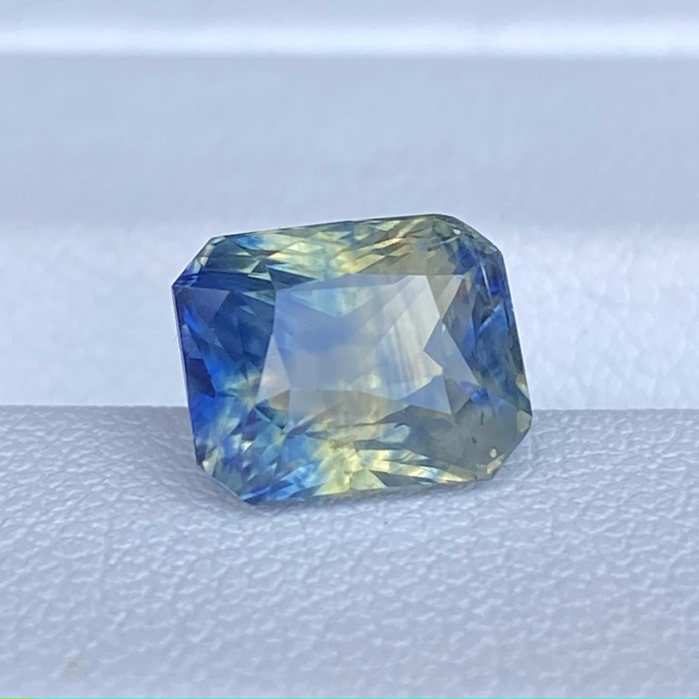 Multi-color Sapphire 3.03ct - (UH)
