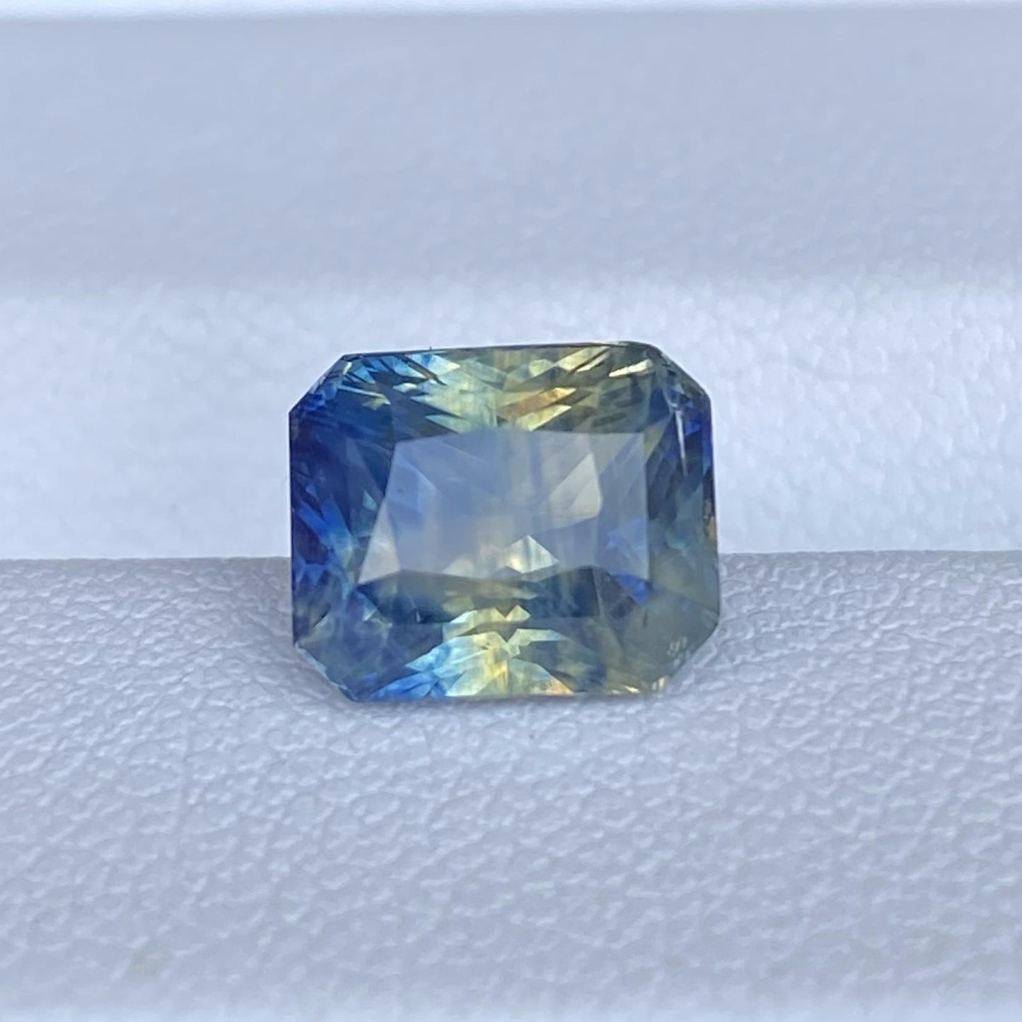 Multi-color Sapphire 3.03ct - (UH)