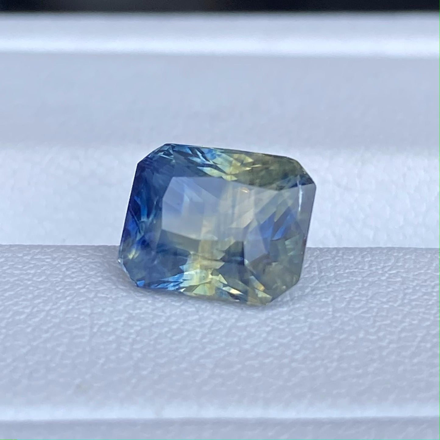 Multi-color Sapphire 3.03ct - (UH)