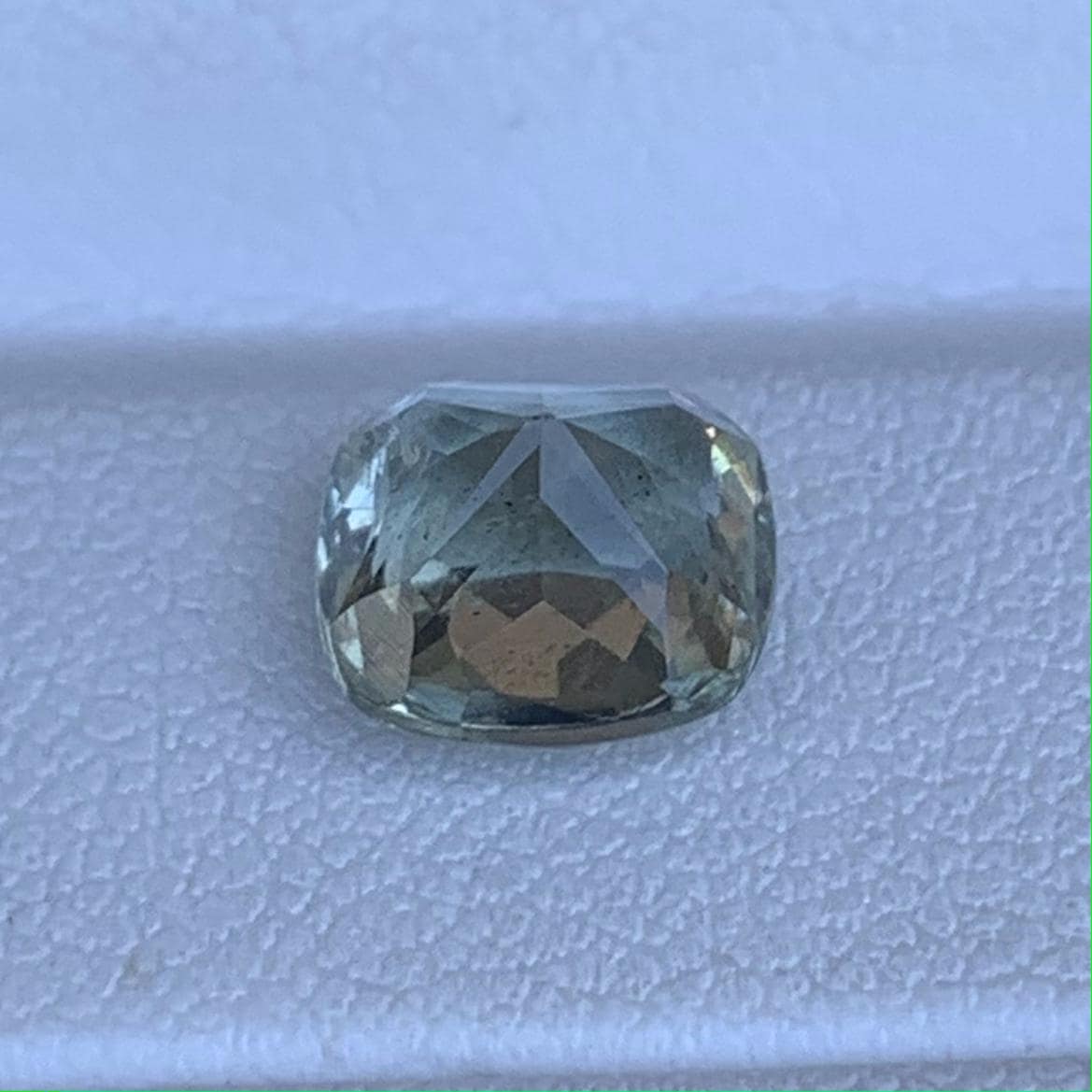 Natural Mint Green Sapphire 2.71ct - (H) - Baza Boutique