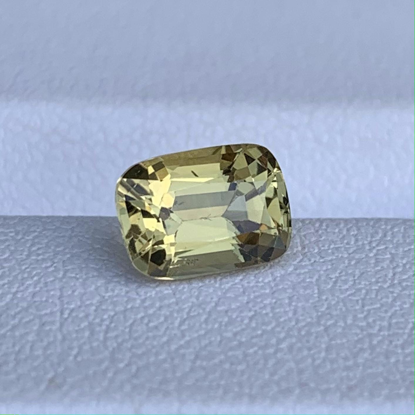 Yellow Green Chrysoberyl 1.55ct - (H) - Baza Boutique