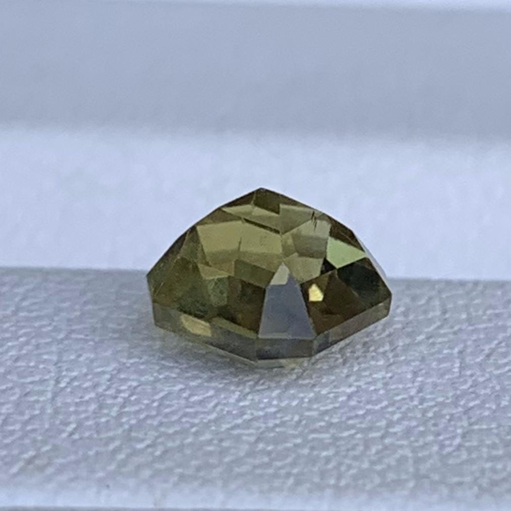 Natural Yellow Green Chrysoberyl 1.36ct - (UH) - Baza Boutique