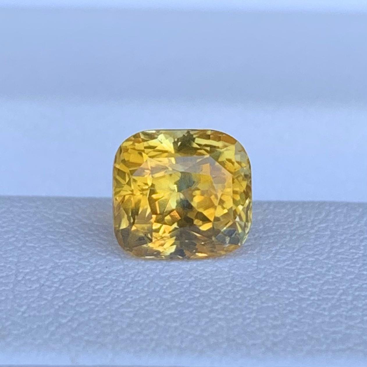 Natual Golden Yellow Sapphire 1.90ct - (H) - Baza Boutique