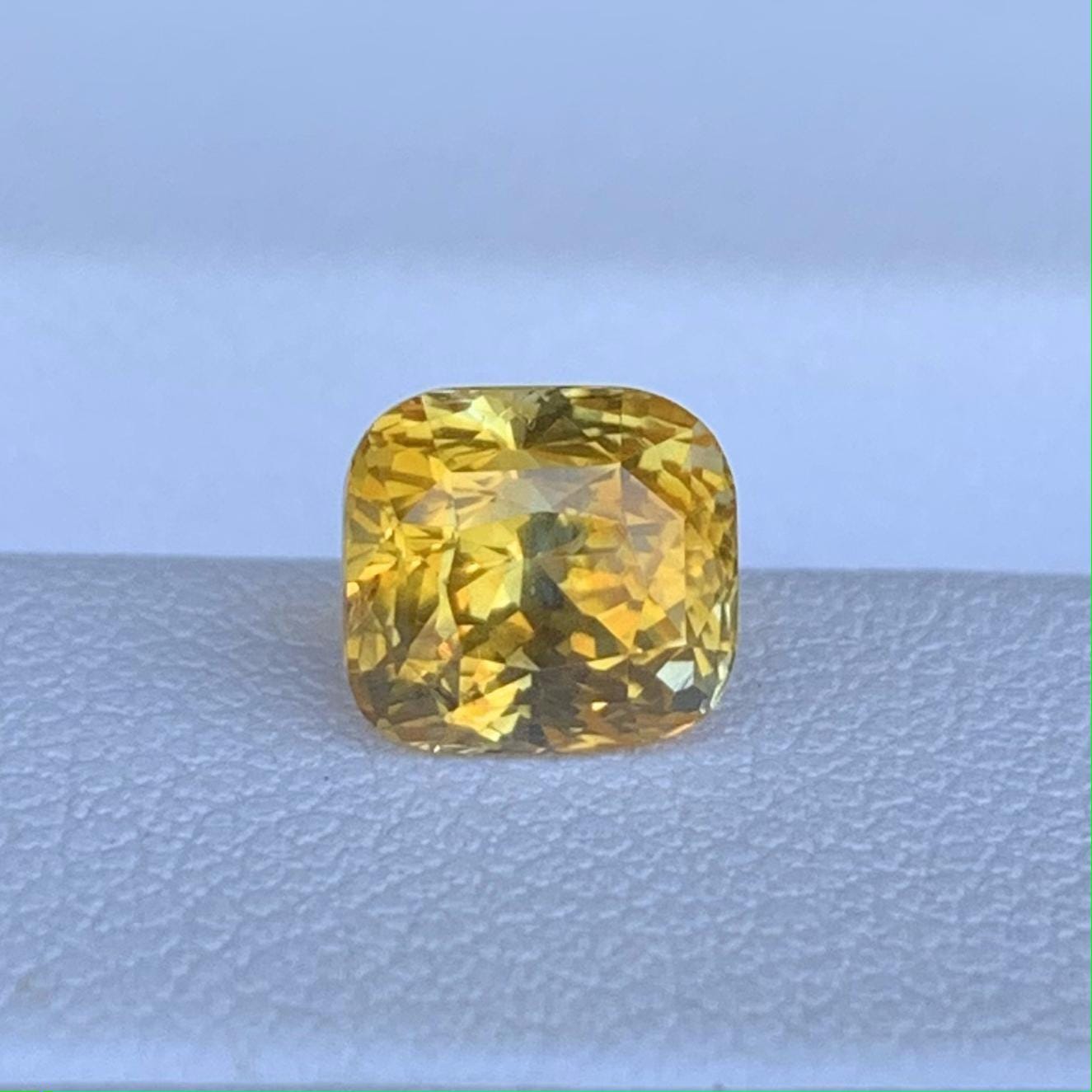 Natual Golden Yellow Sapphire 1.90ct - (H) - Baza Boutique