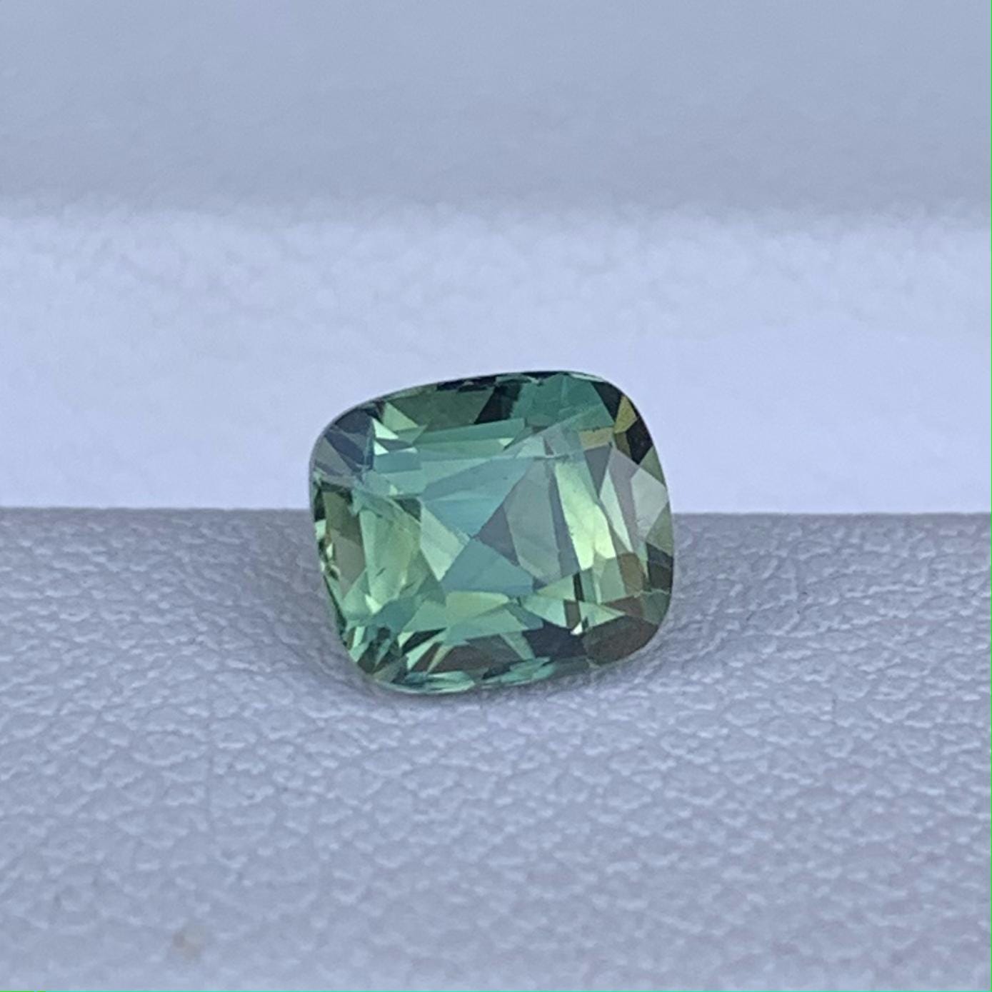 Natural Bright Green Sapphire 1.38ct - (UH) - Baza Boutique