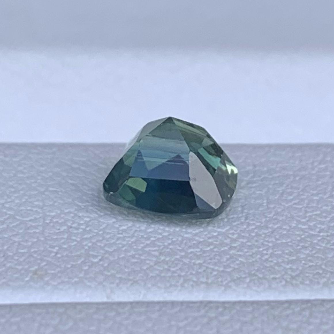 Natural Bright Green Sapphire 1.38ct - (UH) - Baza Boutique