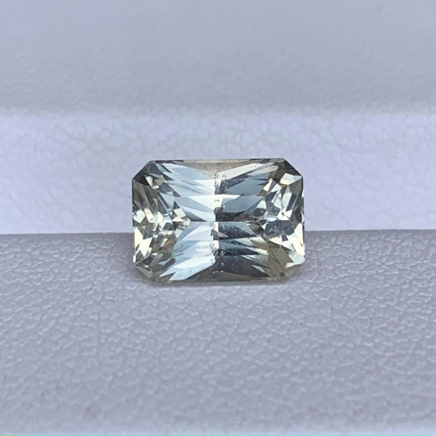 Natual Peach Sapphire 2.13ct - (UH) - Baza Boutique