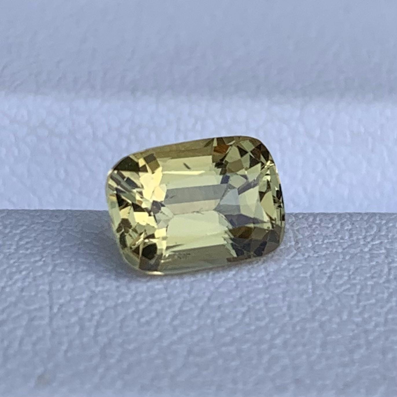 Yellow Green Chrysoberyl 1.55ct - (H) - Baza Boutique