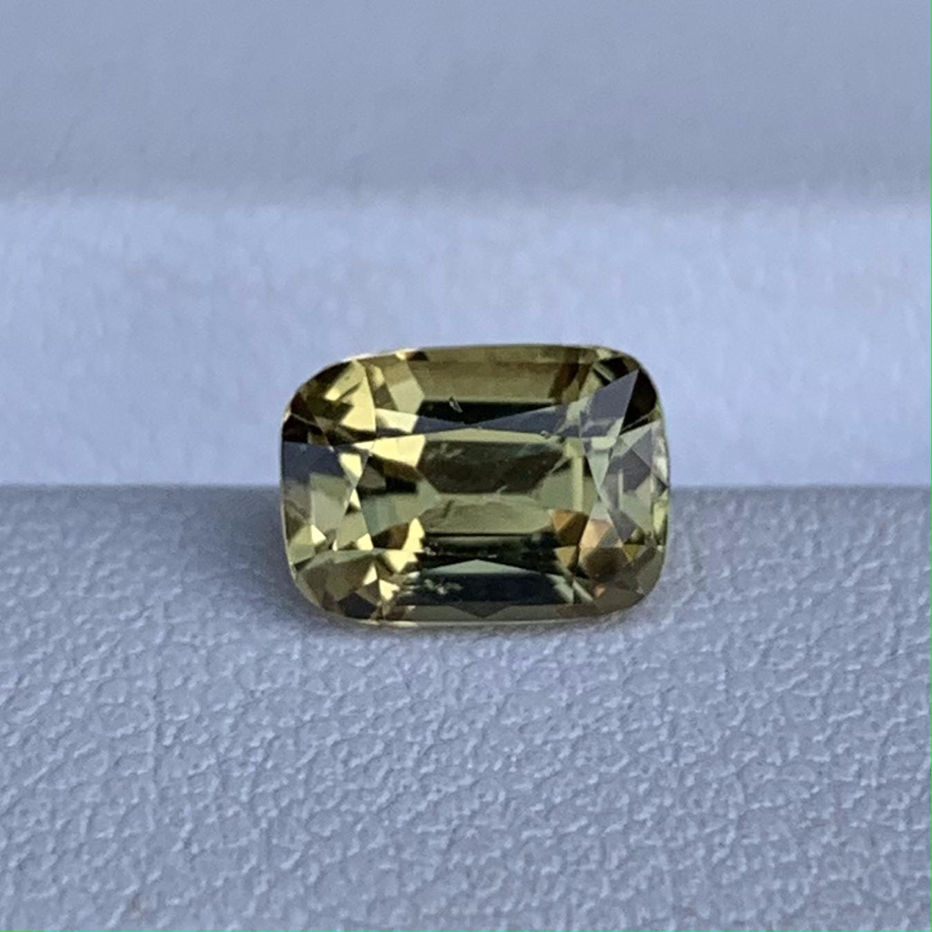 Yellow Green Chrysoberyl 1.55ct - (H) - Baza Boutique