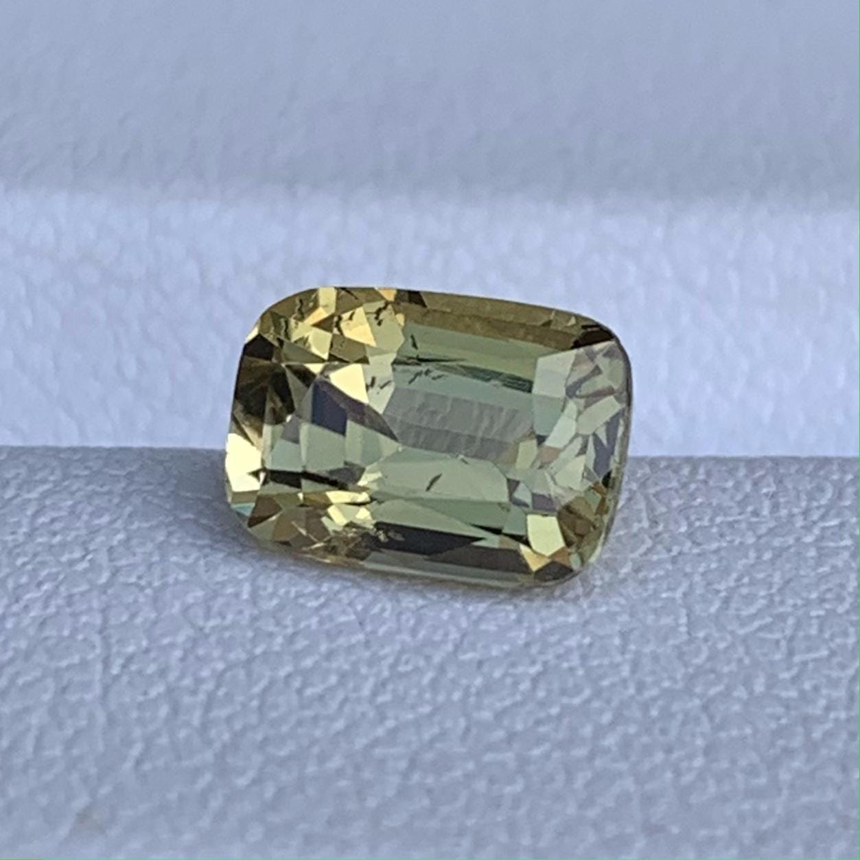 Yellow Green Chrysoberyl 1.55ct - (H) - Baza Boutique
