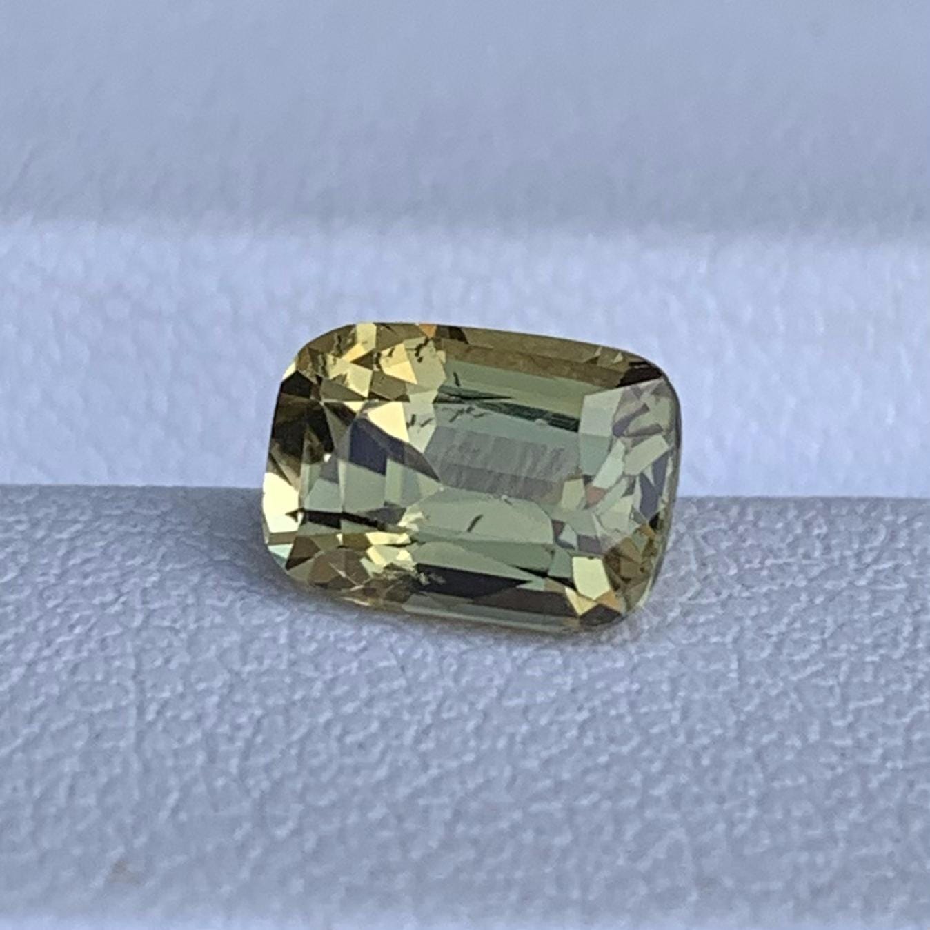 Yellow Green Chrysoberyl 1.55ct - (H) - Baza Boutique