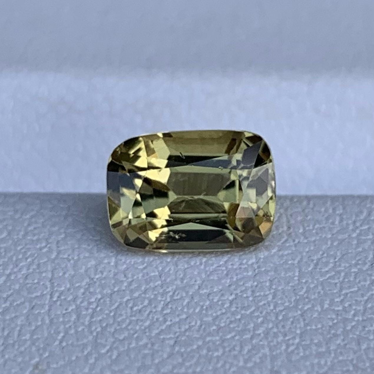 Yellow Green Chrysoberyl 1.55ct - (H) - Baza Boutique