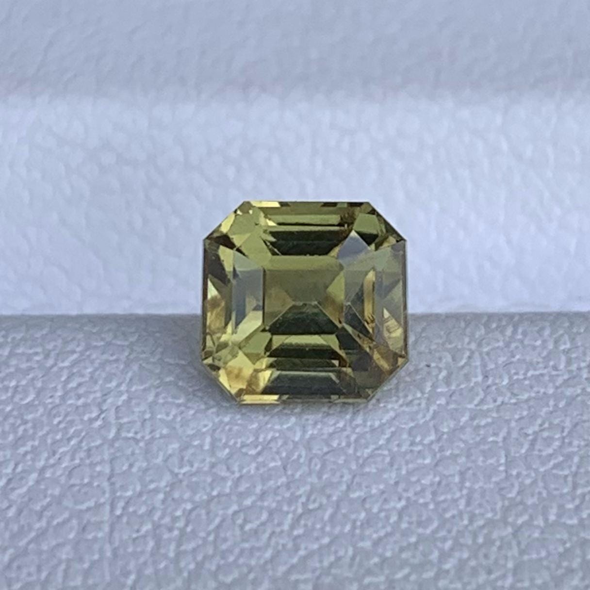Natural Yellow Green Chrysoberyl 1.36ct - (UH) - Baza Boutique