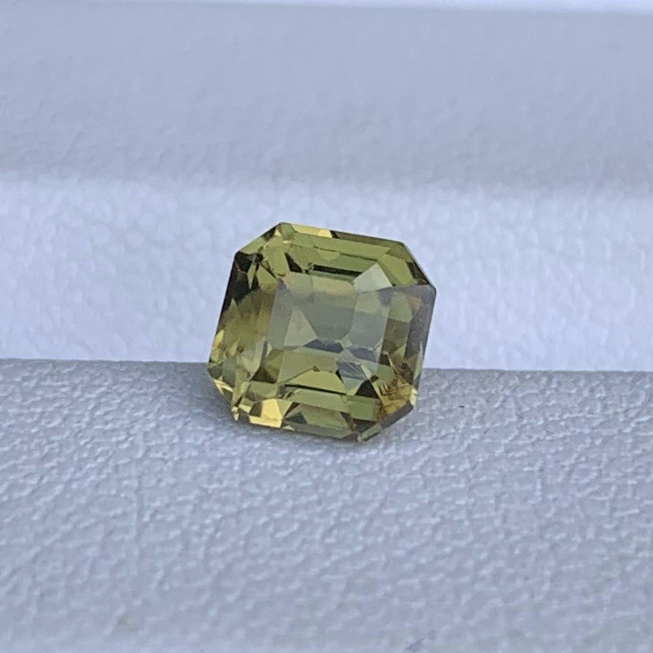 Natural Yellow Green Chrysoberyl 1.36ct - (UH) - Baza Boutique