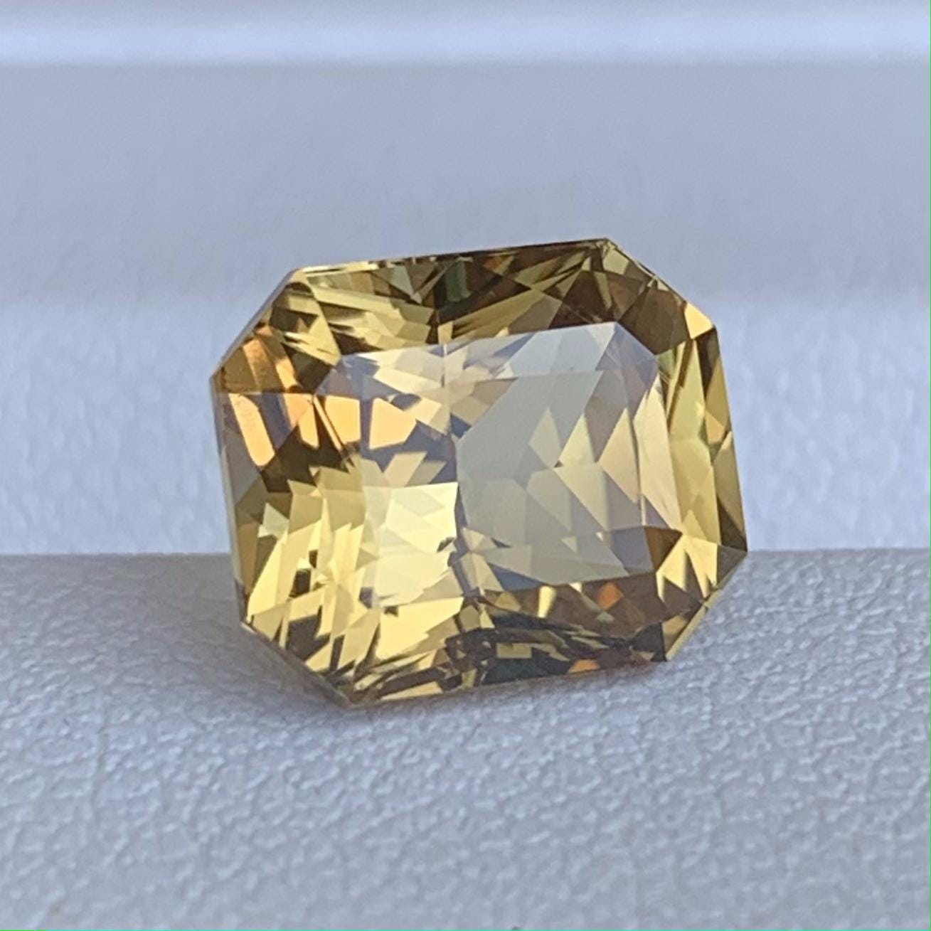 Natural Ceylon Chrysoberyl 4.01ct - (UH) - Baza Boutique