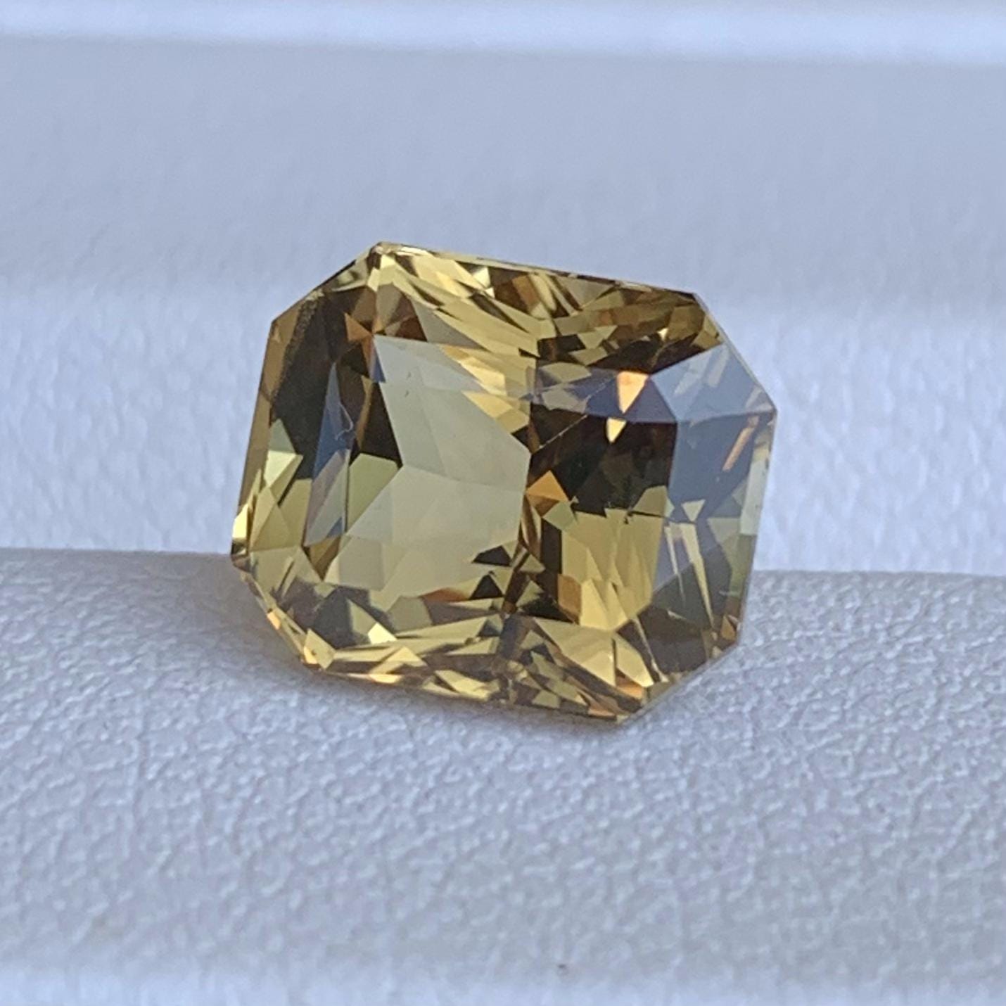 Natural Ceylon Chrysoberyl 4.01ct - (UH) - Baza Boutique