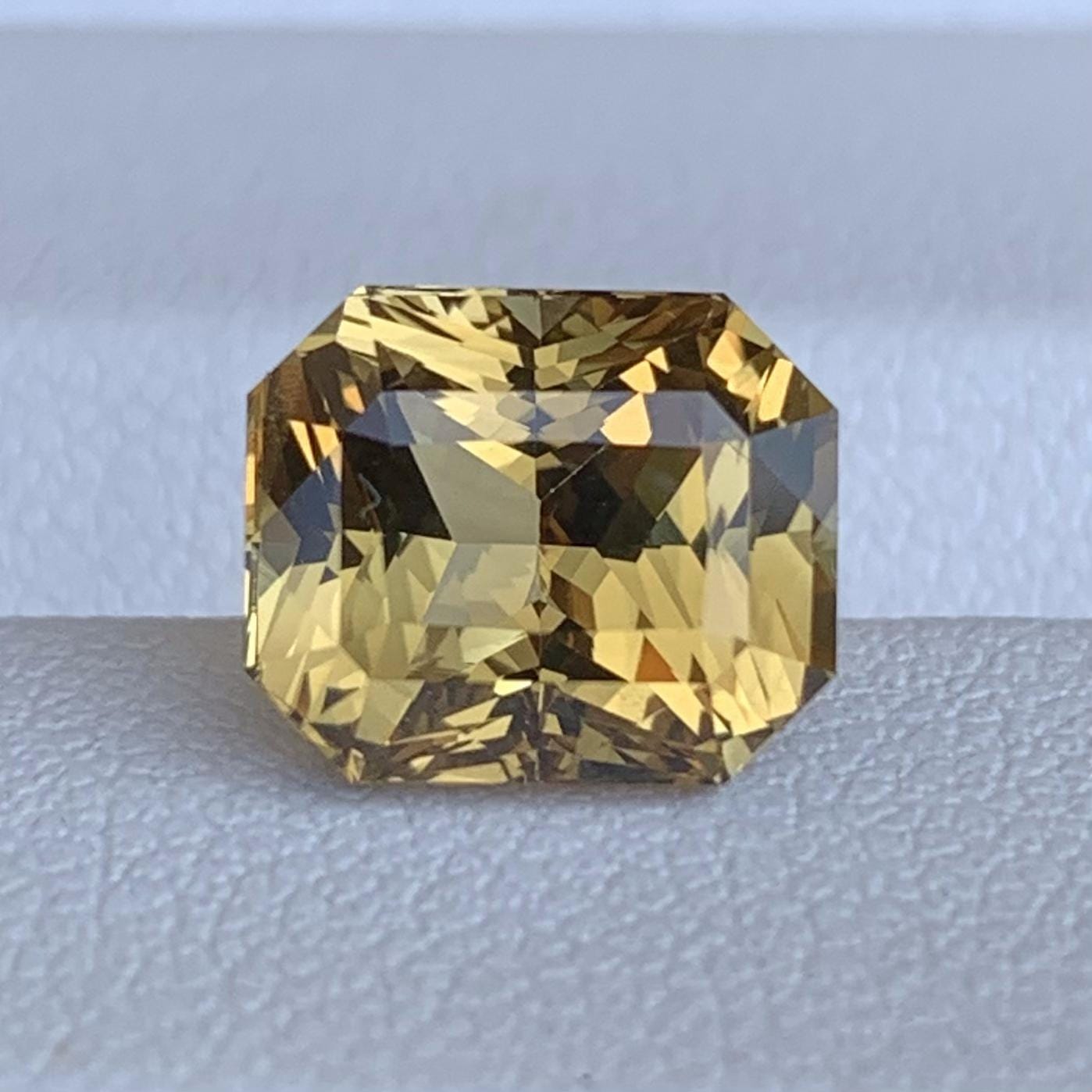 Natural Ceylon Chrysoberyl 4.01ct - (UH) - Baza Boutique
