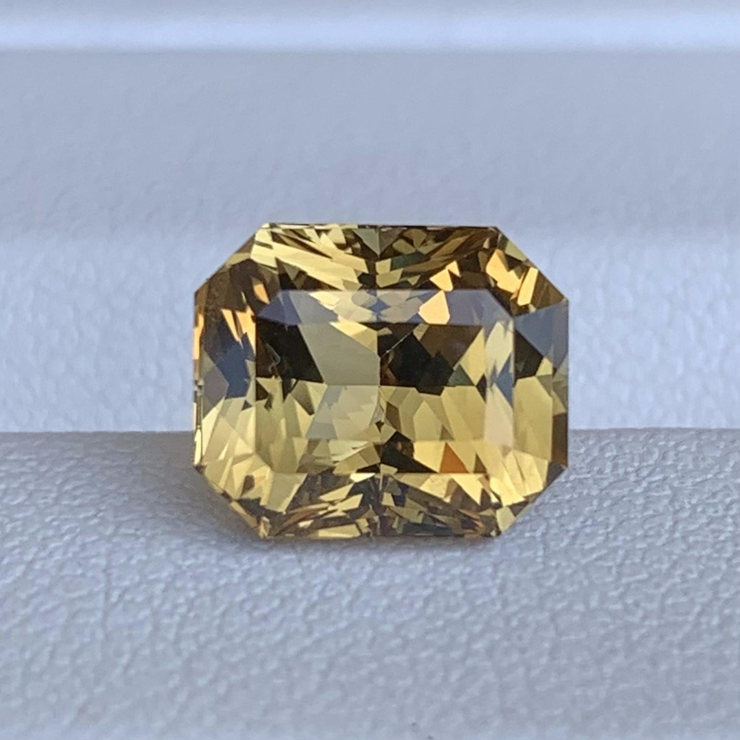 Natural Ceylon Chrysoberyl 4.01ct - (UH) - Baza Boutique